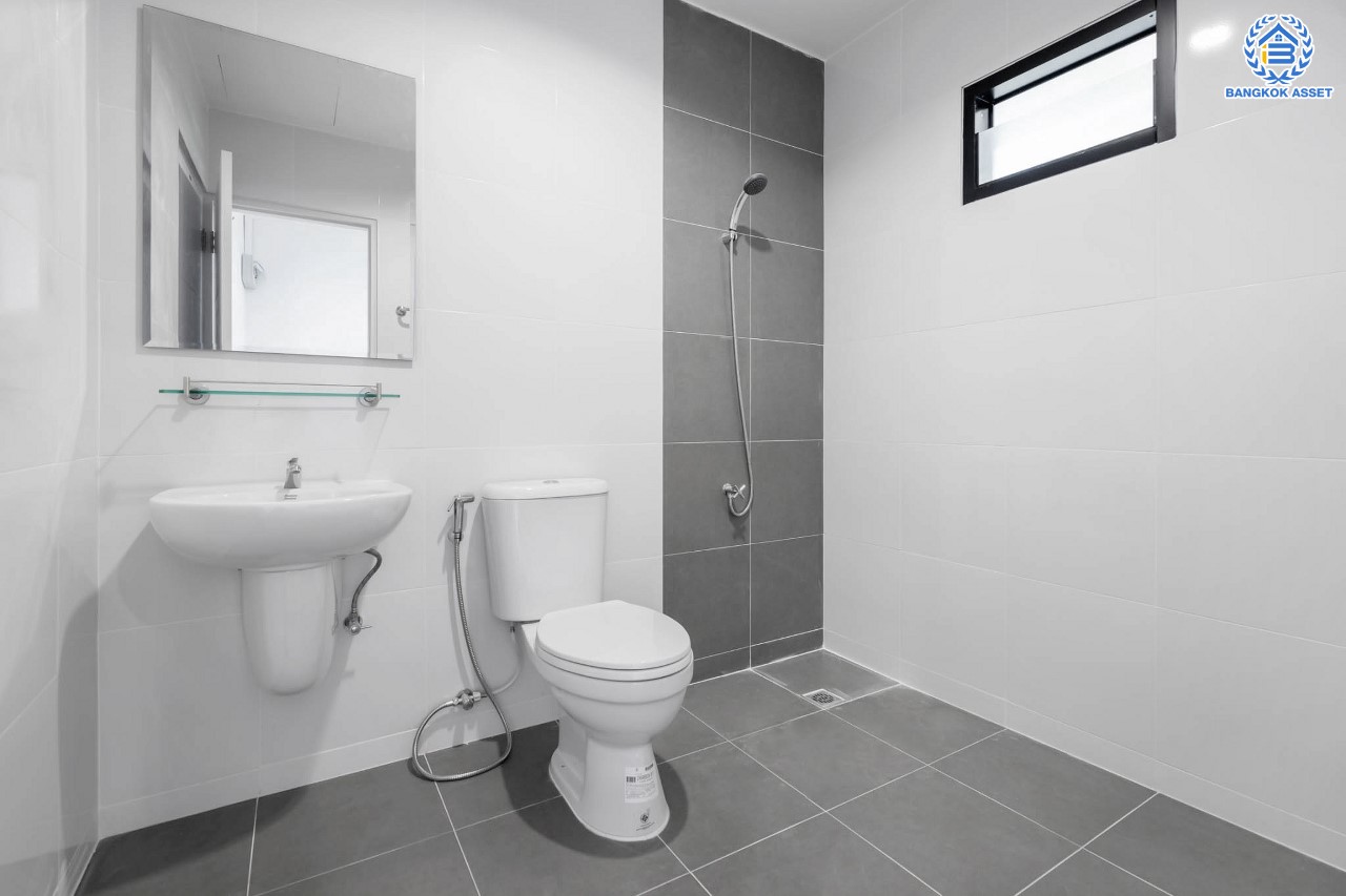 บ้านมือสองตกแต่งใหม่ ม.นันทนาการ์เด้นท์1 ราชพฤกษ์-ท่าอิฐ หลังมุม แบรนด์ Property Perfect หลังใหญ่พร้อมอยู่ เนื้อที่ 19.5 ตร.ว. ฟังก์ชัน 2 ห้องนอน 2 ห้องน้ำ บนทำเลเดินทางสะดวก เข้า-ออกได้ ทั้งถ.ราชพฤกษ์ และถ.รัตนาธิเบศร์ ใจกลาง 2 เซ็นทรัล และใกล้รถไฟฟ้าสถานี "บางรักน้อยท่าอิฐ" เพียง 5 นาที